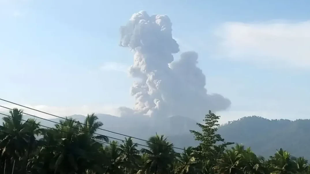 Gunung Dukono Meletus Warga Diimbau Tak Beraktivitas Radius Km