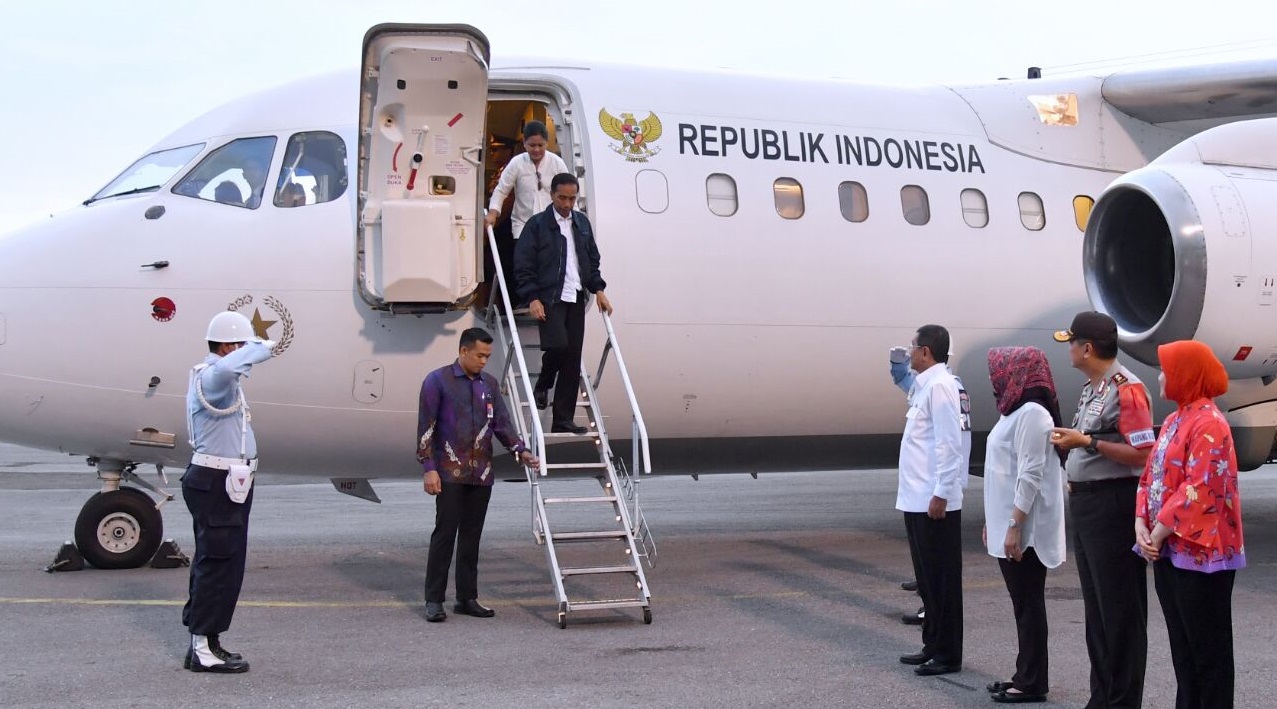 KUNJUNGAN: Presiden Joko Widodo didampingi Ibu Negara Iriana Jokowi turun dari pesawat kepresidenan di Tapanuli. (Foto Biro Pers/Setpres)