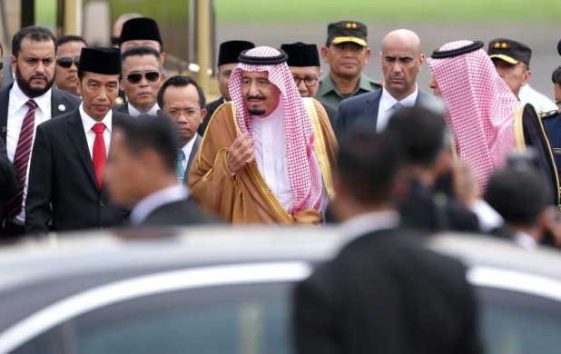 Raja Salman bin Abdul Aziz disambut Presiden Jokowi di Halim Perdanakusuma hari Rabu (1/3) siang. (foto: nasional) Raja Salman bin Abdul Aziz disambut Presiden Jokowi di Halim Perdanakusuma hari Rabu (1/3) siang. (foto: nasional)