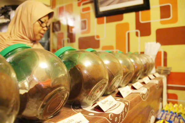 Esti pemilik warkop sekaligus peracik kopi yang berbagai macam jenis