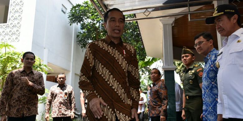 Presiden Joko Widodo berada di kediaman KH Hasyim Muzadi di Pondok Pesantren Al-Hikam, Malang, Rabu (15/3)