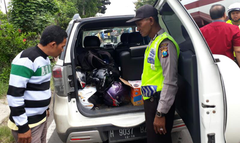 BARANG BUKTI: Mobil Terios milik terduga teroris yang ditinggalkan di jalan Pantura Tuban. 