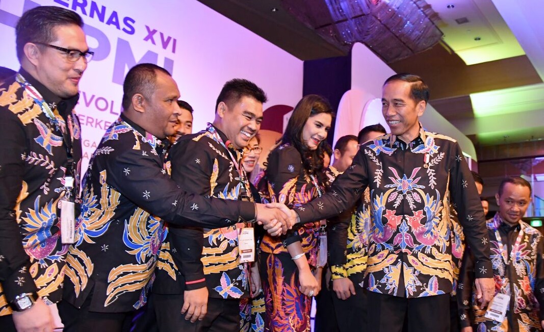 Presiden Jokowi bersalaman dengan kader HIPMI, Senin (27/3). (Foto: Biro Pers Setpres)