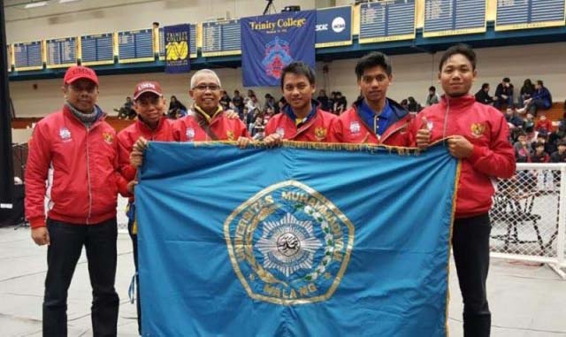 Tim robot dari UMM (Universitas Muhammadiyah Malang) saat mengikuti ajang Trinity College Robotic Competition 2017 di Amerika Serikat. (foto: dokumentasi)