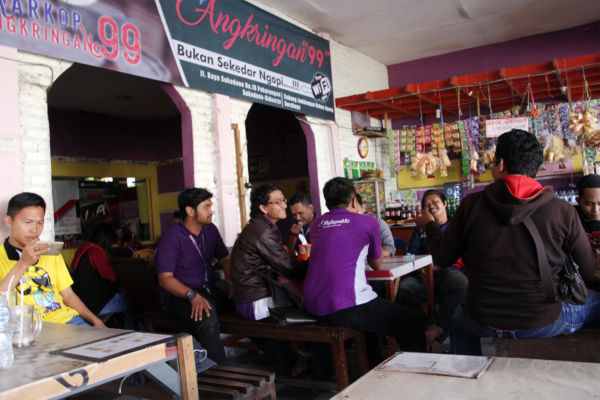 Warkop angkringan 99 dipadati pengunjung dari berbagai kalangan baik tua maupun muda. Warkop angkringan 99 dipadati pengunjung dari berbagai kalangan baik tua maupun muda.