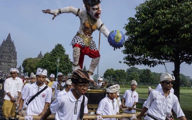 Umat Hindu membawa ogoh-ogoh mengitari candi Prambanan di Sleman, DI Yogyakarta, hari Senin (27/3) siang dalam upacara Tawur Agung, sebagai  rangkaian perayaan Hari Raya Nyepi tahun baru saka 1939. (foto: antara)