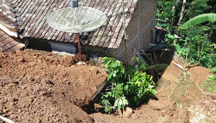 Salah satu rumah yang tertimbun longsor di Ponorogo