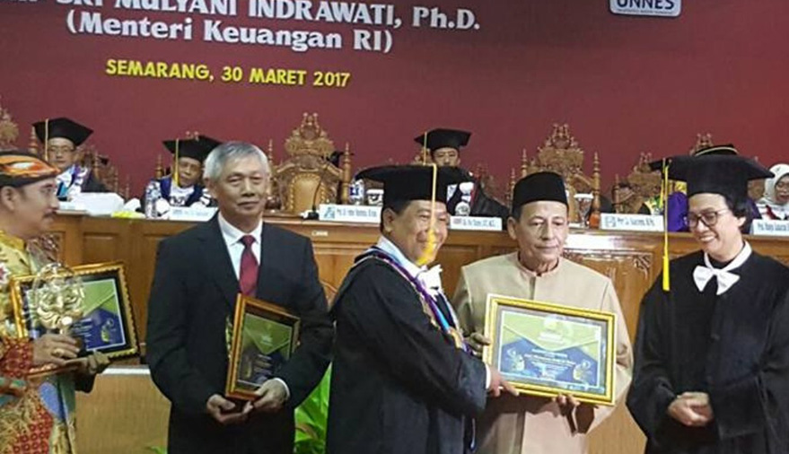 PENGHARGAAN: Anugerah Upakarti Bhinneka Adi Karsa diterima Habib Luthfi bin Yahya Pekalongan dari Unnes.