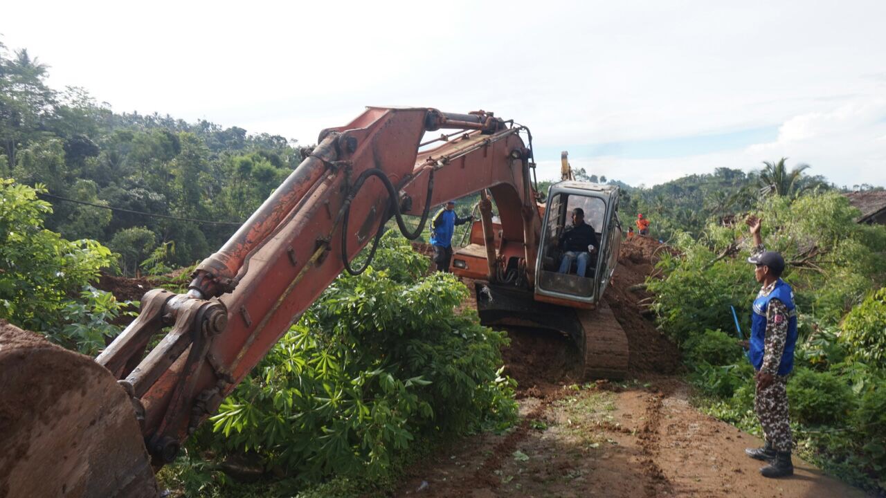 Alat berat membantu pencarian korban longsor Ponorogo