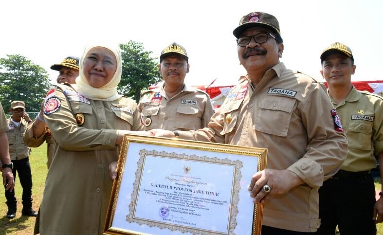 Gubernur Jatim Pakde Karwo menerima penghargaan dari Menteri Sosial sebagai Pembina Tagana Berprestasi 2017 di Pulau Pramuka Kepulauan Seribu, Jumat (24/3).