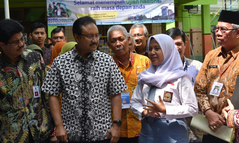 Gus Ipul saat berbincang dengan salah satu siswa SMAN 3 Malang, Selasa (11/4). (foto: ngopibareng) 