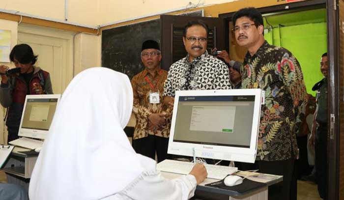 Wagub Jatim Saifullah Yusuf bersama Kepala Dinas Pendidikan Provinsi Jatim Syaiful Rachman saat meninjau pelaksanaan UNBK SMA di Malang, hari Selasa (11/4) pagi. (foto: humas pemprov)