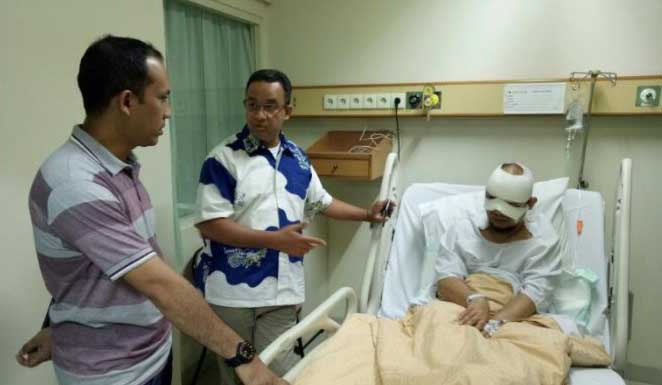 Anis Baswedan saat mengunjungi sepupunya, Novel Baswedan di RS Mitra Keluarga Kelapa Gading, Jakarta, hari Selasa (11/4) siang. (foto: tribunnews)