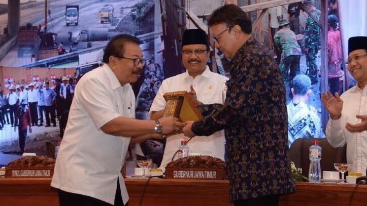 (Dari kiri) Gubernur dan Wakil Gubernur Jatim serta Mendagri