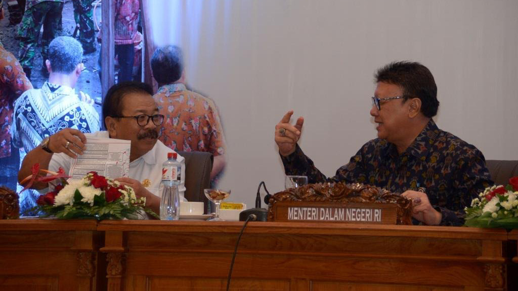 Gubernur Jawa TImur Pakde Karwo (kiri) bersama Menteri Dalam Negeri Tjahjo Kumolo saat Musrenbang Jatim, Surabaya, Rabu (12/4).