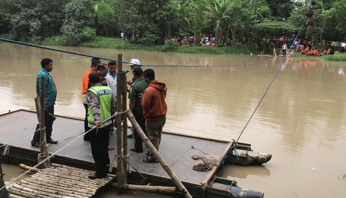 Wagub Jatim Saifullah Yusuf (Gus Ipul) meninjau lokasi terbaliknya perahu tambangan di Wringinanom