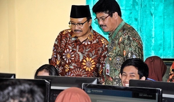 Gus Ipul didampingi Kepala Dinas Pendidikan Jatim Saiful Rachman menyidak UNBK hari terkahir, di tiga SMA di Kabupaten Sidoarjo, Kamis (13/4) pagi.