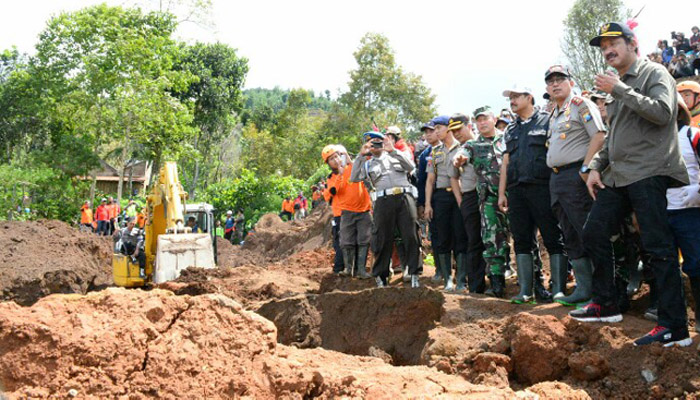 Sejumlah pejabat ketika meninjau lokasi longsor Ponorogo