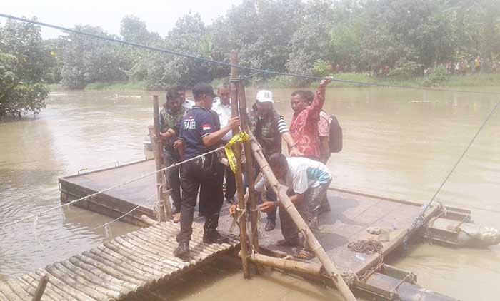 Wakil Gubernur Jawa Timur Saiifullah Yusuf (bertopi putih) sedang memeriksa perahu ponton penyeberangan yang mengalami musibah hari Kamis (13/4) pagi di Desa  Sumberame Kecamatan Weringin Anom Kabupaten Gresik. (foto: nis)