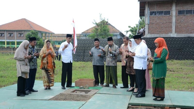 Preside Joko Widodo Saat Kunjungan Kerja di Cirebon, Kamis (13/4), (Foto: Biro Pers Setpres)