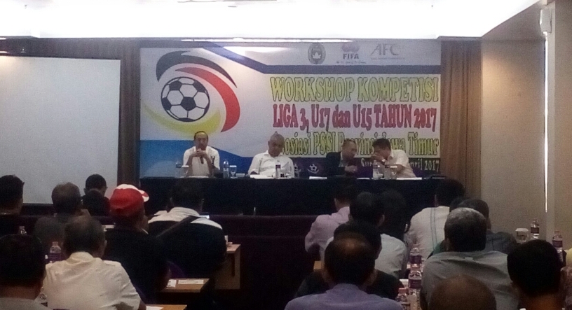 Dari kiri: Cholid Goromah, Ketua Asprov PSSI Jatim Ahmad Riyadh, Sekertaris Asprov PSSI Jatim Amir Burhanuddin, Farid pengkader pemain usia dini. (foto: ngopibareng) 