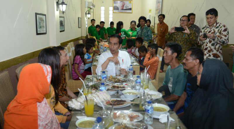 AKRAB: Presiden Jokowi makan bersama warga di salah satu rumah makan di Cirebon, Jawa Barat. (Foto Biro Pers/Setpres)