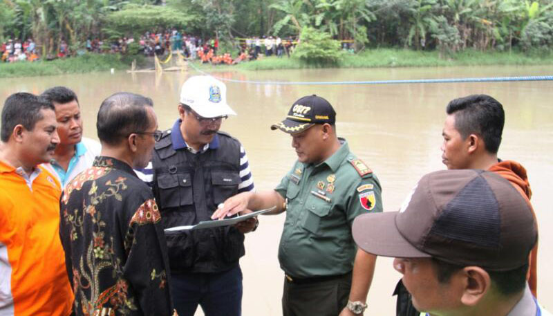 TAMBANGAN: Wagub Jatim Saefullah Yusuf saat mengunjungi lokasi perahu tambangan terbalik di Gresik. 