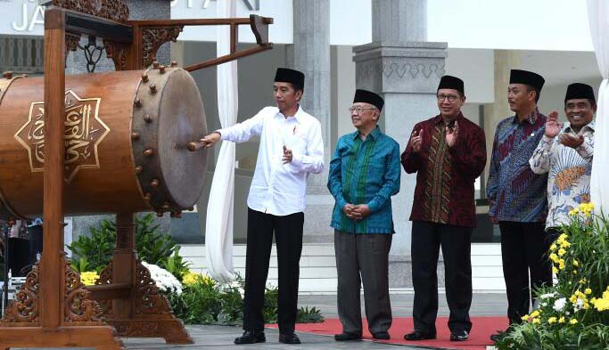 Presiden RI Joko Widodo memukul bedug sebagai tanda peresmian Masjid Raya KH Hasyim Asyari Jakarta di Jakarta Barat, Sabtu (15/4) siang. (foto: biro pers/setpres)