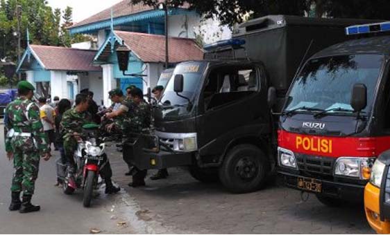 Aparat keamanan berjaga di depan Keraton Solo hari Sabtu (15/4) siang. (foto: tribunsolo)