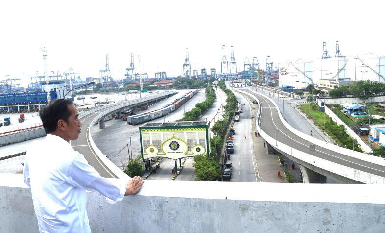 PERESMIAN: Presiden Joko Widodo menyaksikan jalan tol Priok usai peresmian, Sabtu, di Jakarta. (Foto Biro Pres/Setpres)