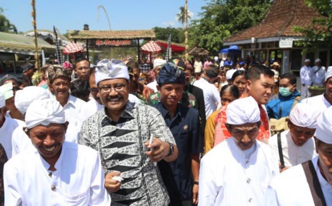 HARI RAYA: Gus Ipul di tengah ummat yang sedang merayakan Dharma Santi di Blitar.