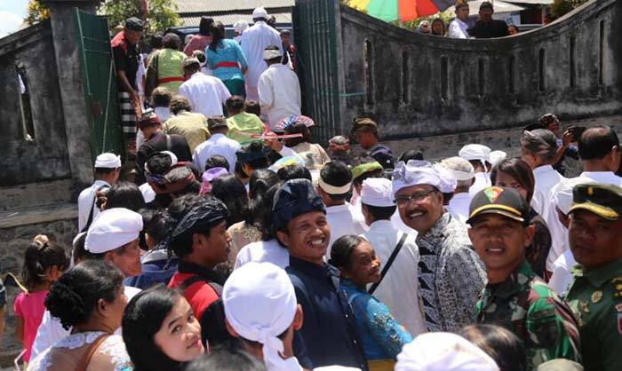 Wagub Jatim Saifullah Yusuf menghadiri  Peringatan Dharma Santi se-Blitar Raya,  Hari  Raya Nyepi/ Tahun Baru  Saka 1939 di Candi Pelataran Blitar, hari Minggu (15/4) siang. (foto: humas pemprov dit)