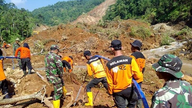 Tim Sar tengah mencari korban tanah longsor Desa Kepel Kecamatan Ngetos, Kab. Nganjuk (Foto: Relawannusantara)