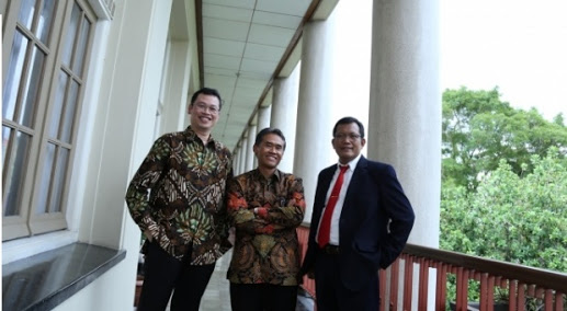 REKTOR UGM: Rektor UGM Terpilih Prof Dr Panut diapit calon rektor lain Dr Erwan Agus (kiri) dan Prof Dr Ali Agus (kanan).