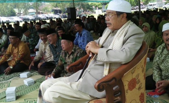 GRAHA NU: KH Tolchah Hasan di tengah para kiai dan warga Nahdliyin saat peletakan batu pertama Graha NU Blitar. (foto Istimewa)