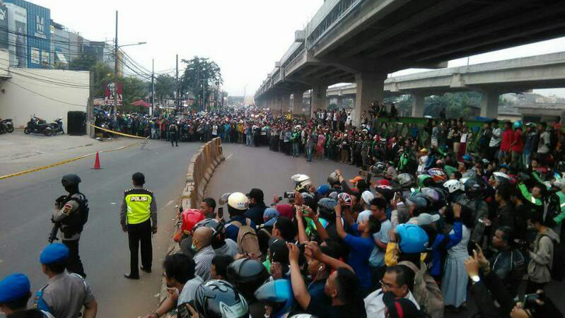 Kerumunan warga memadati TKP penemuan tas yang diduga berisi bom, di Kali Malang, Duren Sawit, Jakarta Timur.