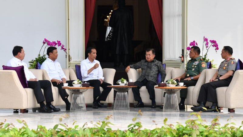 Presiden Jokowi saat berada Istana Merdeka, didampingi oleh Wakil Presiden Jusuf Kalla, Menteri Koordinator Bidang Politik, Hukum dan Keamanan Wiranto, Panglima TNI Jenderal TNI Gatot Nurmantyo, Kapolri Jenderal Polisi Tito Karnavian dan Kepala Badan Intelijen Negara Budi Gunawan, pada Jakarta, pada Senin, (17/4). (foto: biro pers/setpres)