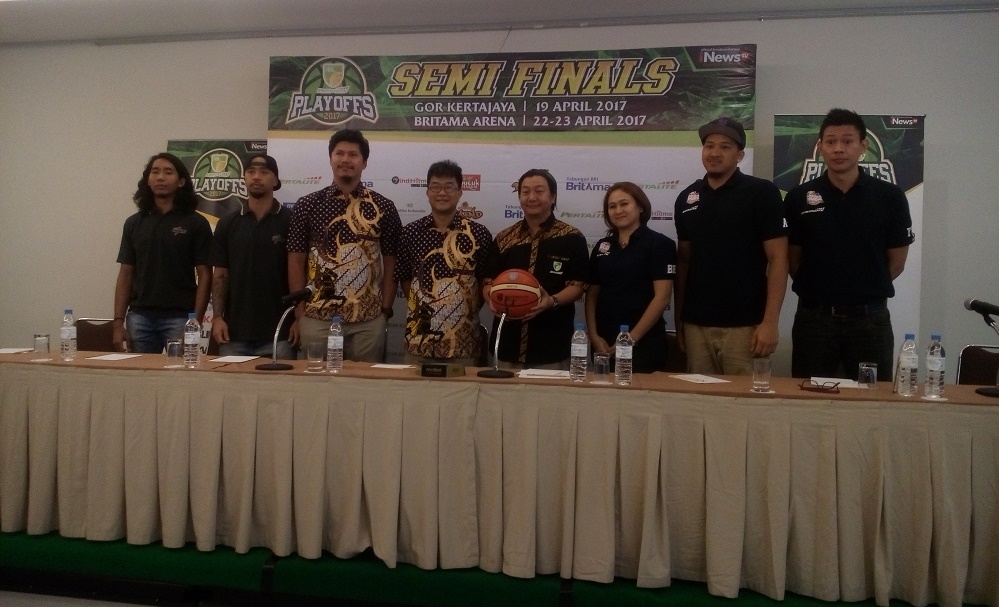 Tim CLS Knights Surabaya dan Satria Muda, saat memaparkan persiapan pertandingan semi final IBL di Gor Kertajaya, Selasa (18/4). (foto: Ngopibareng)