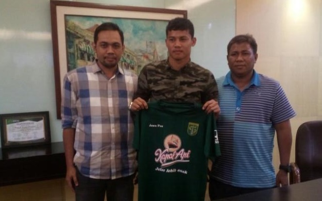 Candra Wahyudi (kiri), Yogi Novrian (tengah) setelah menandatangani kontrak selama setahun bersama Persebaya Surabaya, Selasa (18/4). (foto: Ngopibareng)