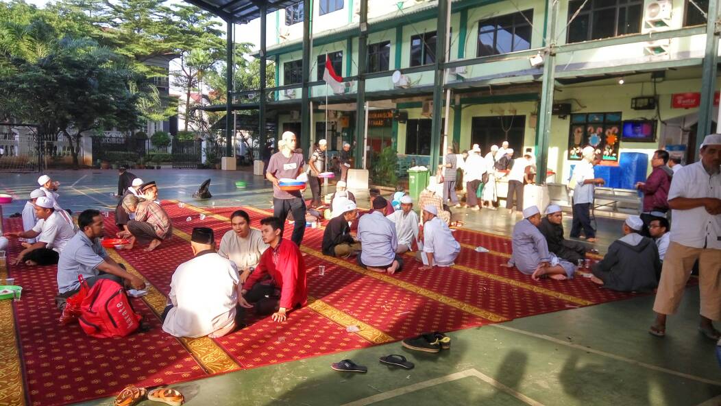 Massa tamasya Al-Maidah bersiap menuju TPS, Rabu (19/4). (Foto: @TamasyaAlmaidah)