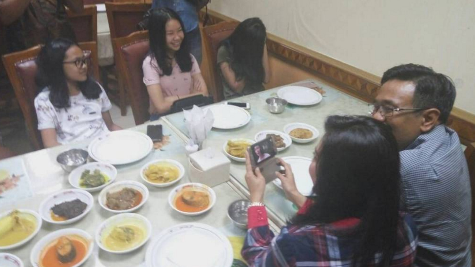 Djarot makan siang bersama keluarganya, Rabu (19/4). (Foto: Istimewa)