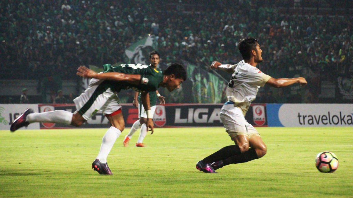 Pemain Persebaya dan Pemain Maidun Putra saat berduel merebutkan bola dalam pertandingan Liga 2 yang di gelar di Gelora Bung Tomo, Surabaya, Kamis (20/4). (foto: Farid/ngopibareng)  