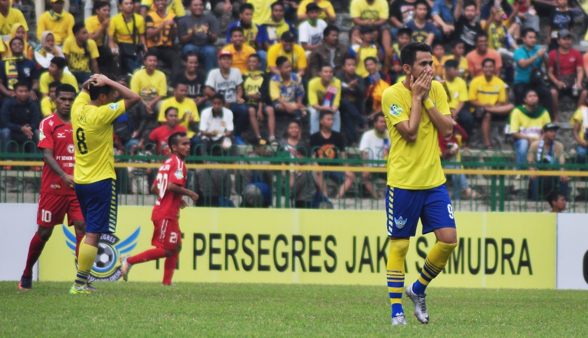 Gagal : Pemain Persegres menutup wajahnya ketika bola yang dilesatkan gagal menjebol gawang lawan dalam laga yang berlangsung di Gresik, Jumat (21/4). (foto: ngopibareng)