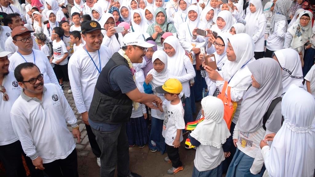 Saifullah Yusuf (Gus Ipul) saat meresmikan SMP Al Falah Darussalam sekaligus memberangkatkan Jalan sehat, di Jl. Raya Wisma Tropodo, Waru, Sidoarjo, Sabtu (22/4).