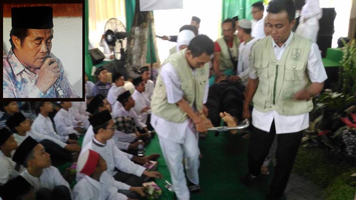 Jenazah Ustad Jakfar diangkat. Foto inzet, Ustad Jakfar sedang tilawah. (foto: adi)