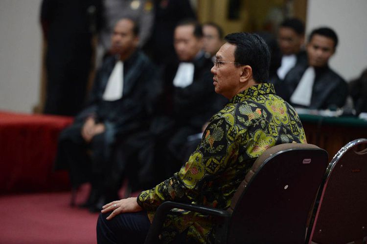 Ahok di hadapan Majelis Hakim saat sidang kasus penodaan agama, di Kementrian Pertanian Jakarta. (Foto: Antara)