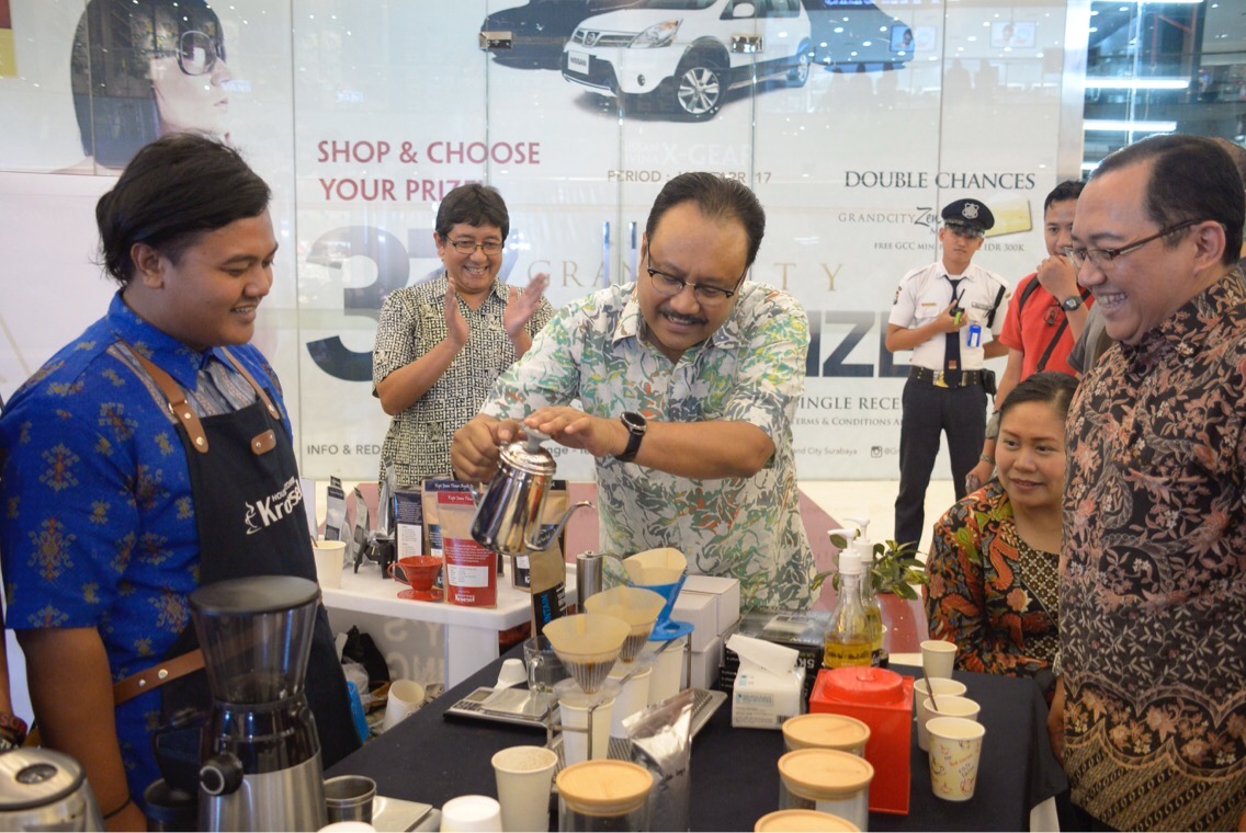 Gus Ipul saat menjadi juri pada kompetisi kopi jawa timur, di Grand City, Surabaya, Senin (24/4) malam.