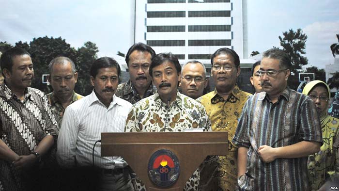 Andi Mallarangeng didampingi para deputi dan staf ahli menyatakan pengunduran diri dari jabatan Menpora, 7 Desember 2012. (foto: dokumentasi)