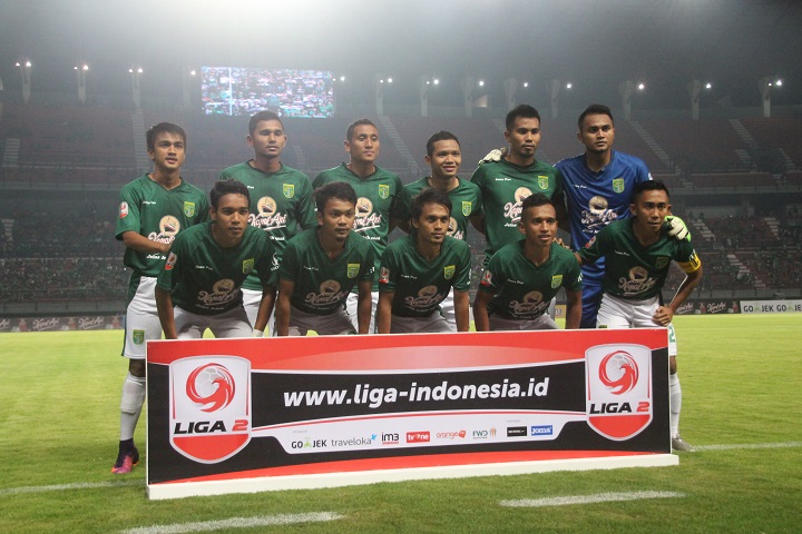 Para pemain Persebaya Surabaya saat persiapan pertandingan di Gelora Bung Tomo. (foto: Farid/ngopibareng)