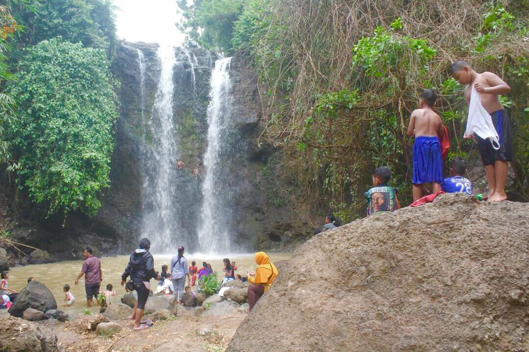 SEGAR: Pengunjung menikmati air terjun Curug Karang Joho di Semarang..